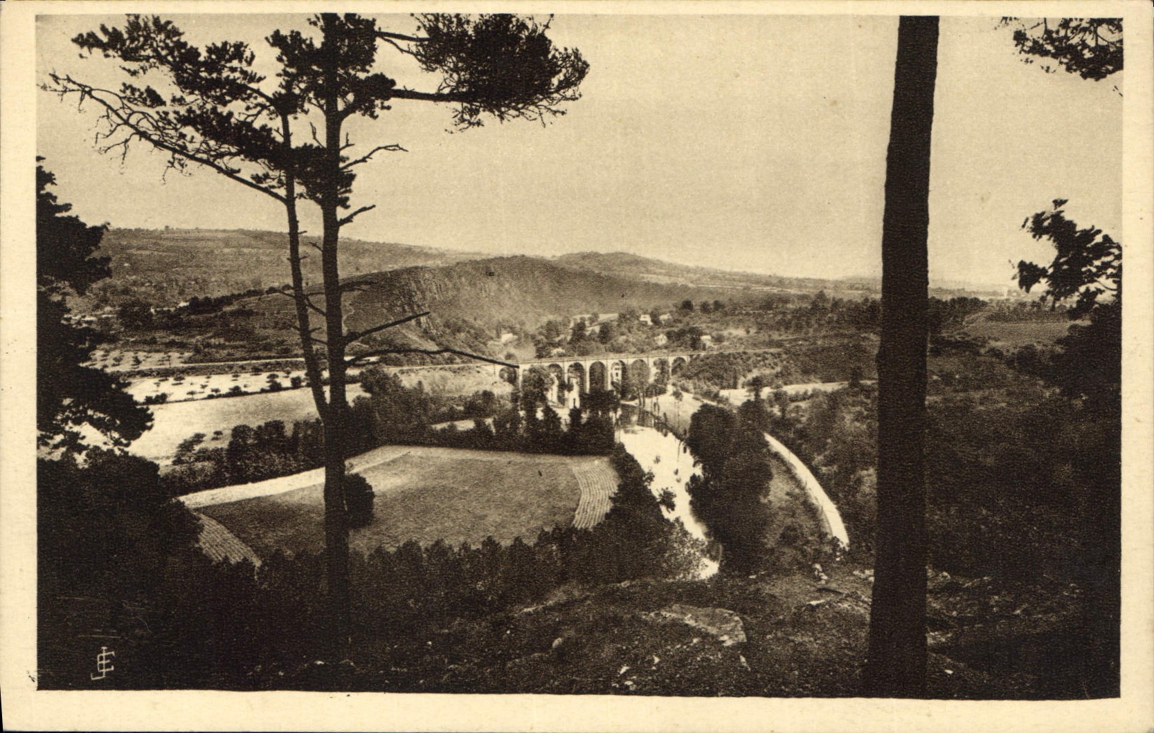 CPA La Suisse Normande Clecy Calvados Le Viaduc et les Rochers des Parcs