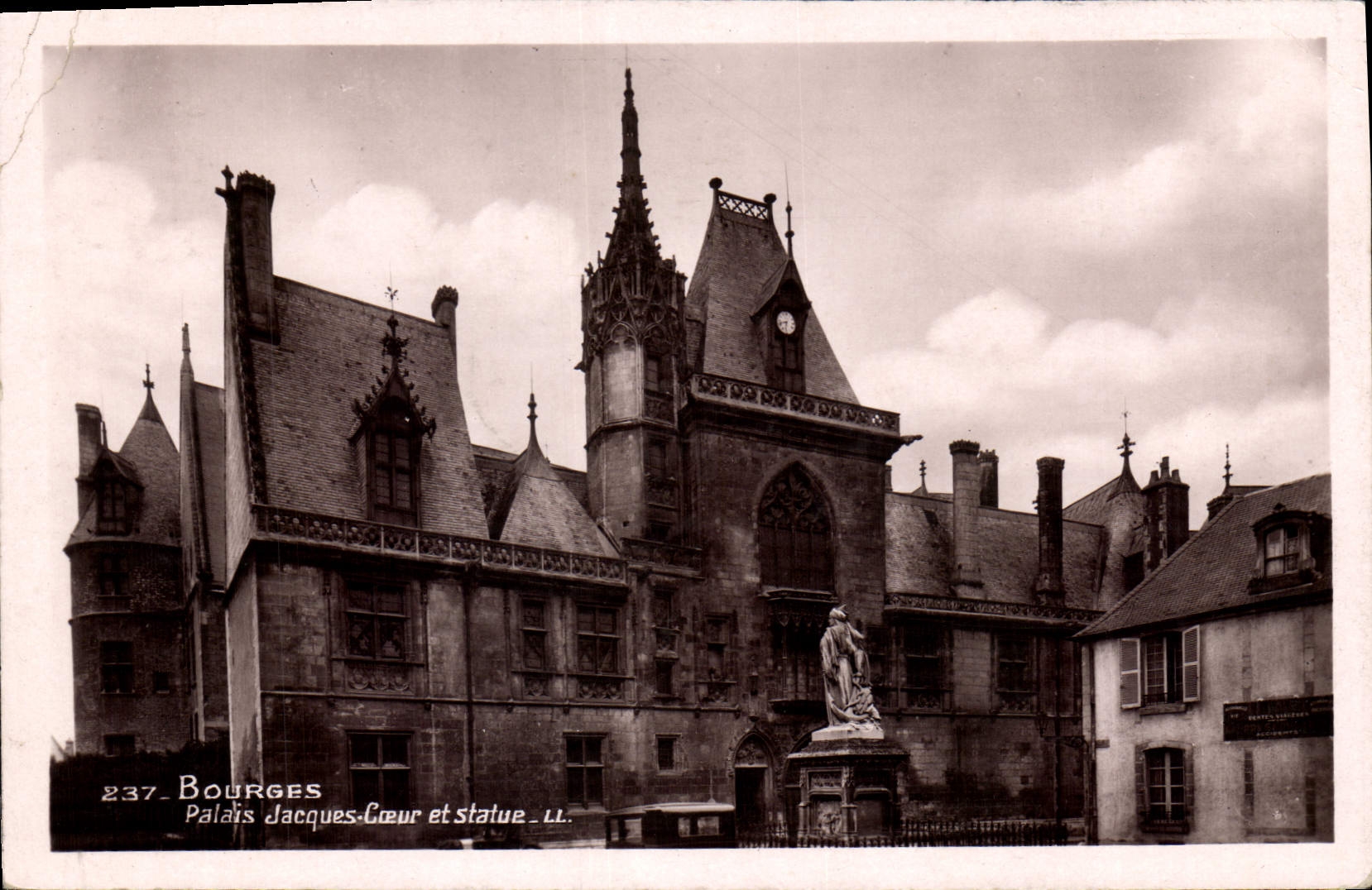 CPA Bourges Palais Jacques Coeur et statue 