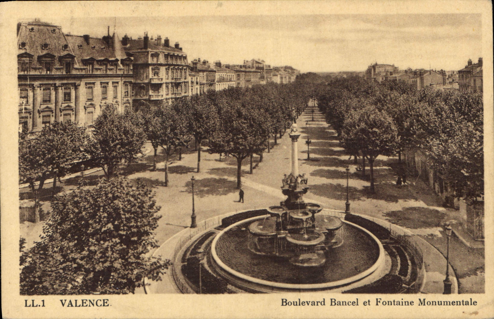 CPA Valence Boulevard Bancel et Fontaine Monumentale 