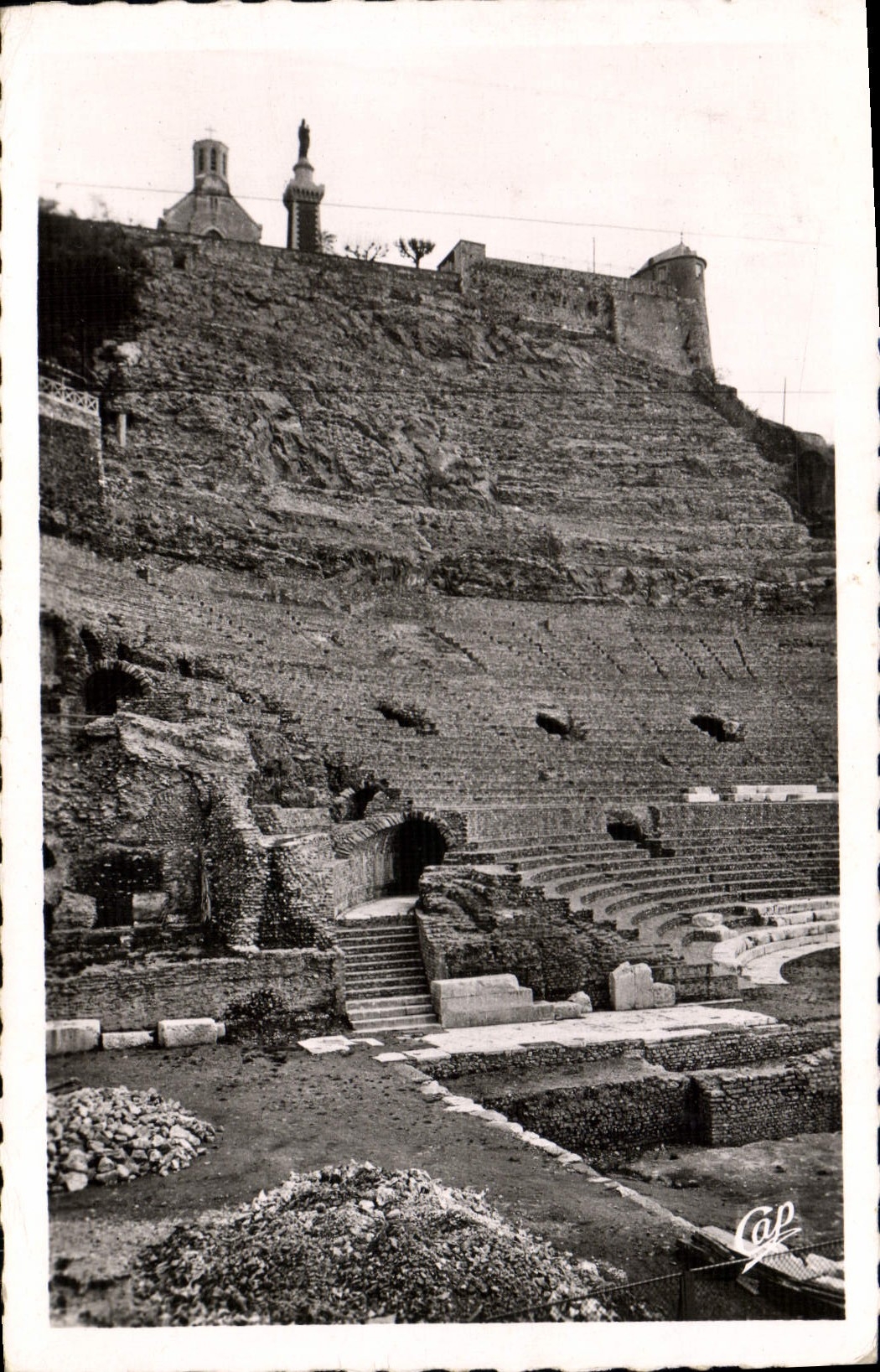 CPA Vienne L'ancien Theatre romain et N Dame de Pipet