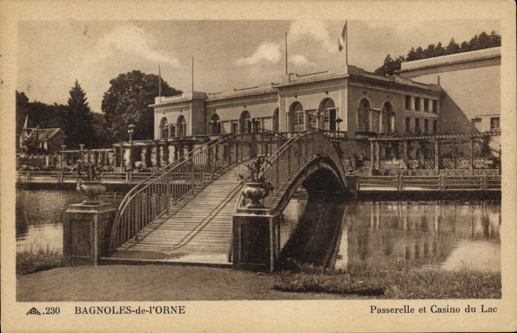 CPA Bagnoles de l'Orne Passerelle et Casino du Lac