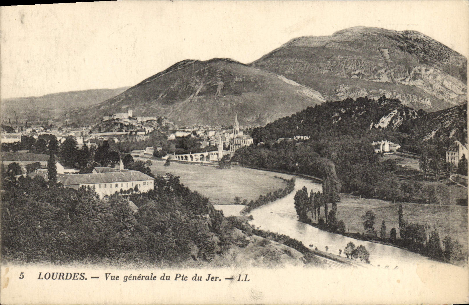 CPA Lourdes Vue generale du Pic du jer 