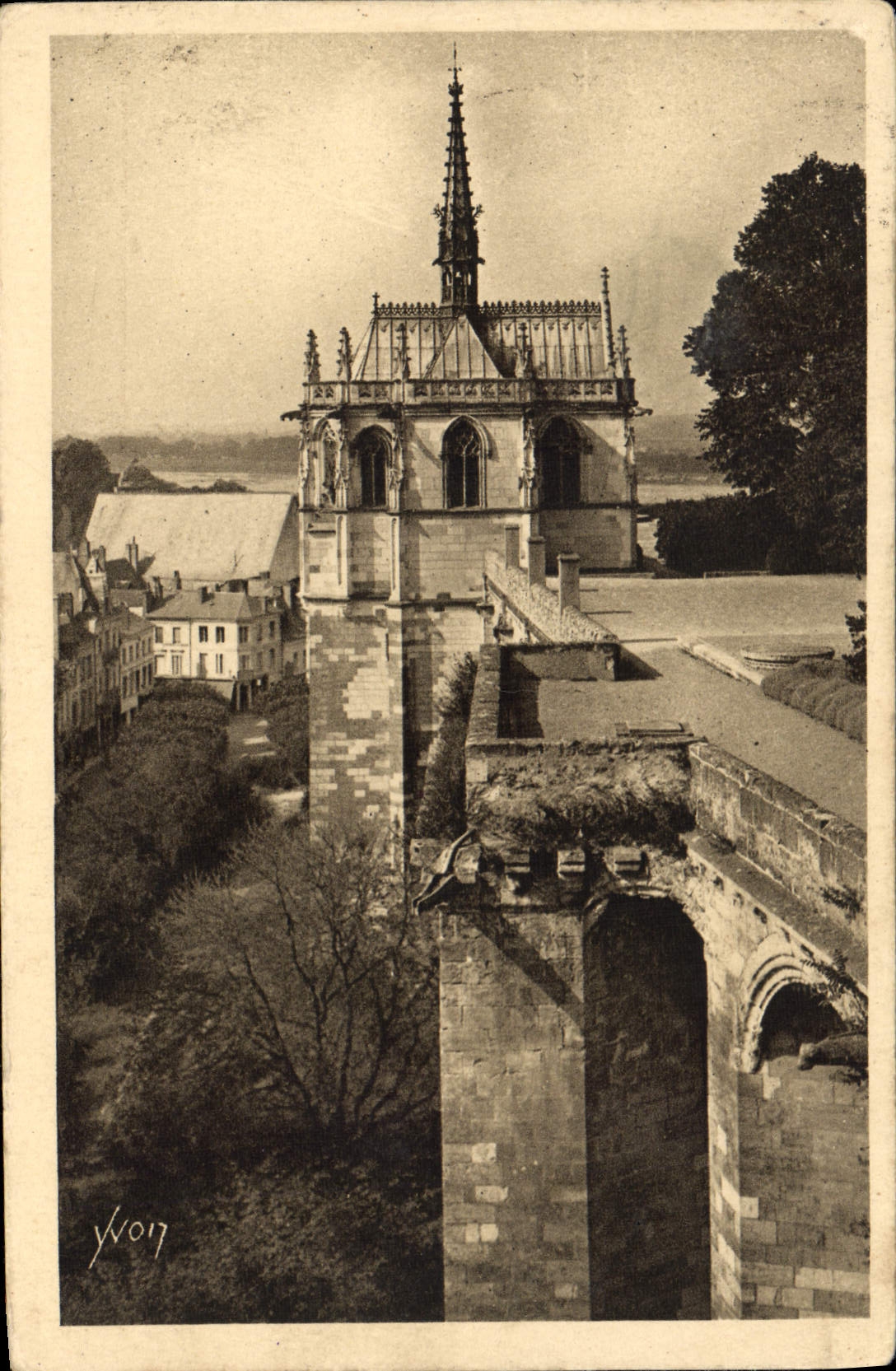 CPA La Douce France Chateaux de la Loire Chateau d'Amboise Indre et Loire La Chapelle St Hubert 
