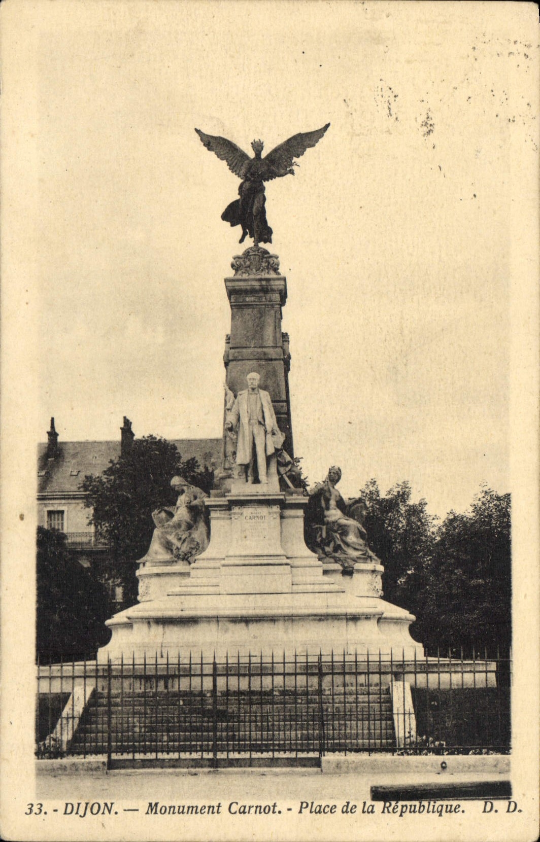 CPA Dijon Monument Carnot Place de la Republique 