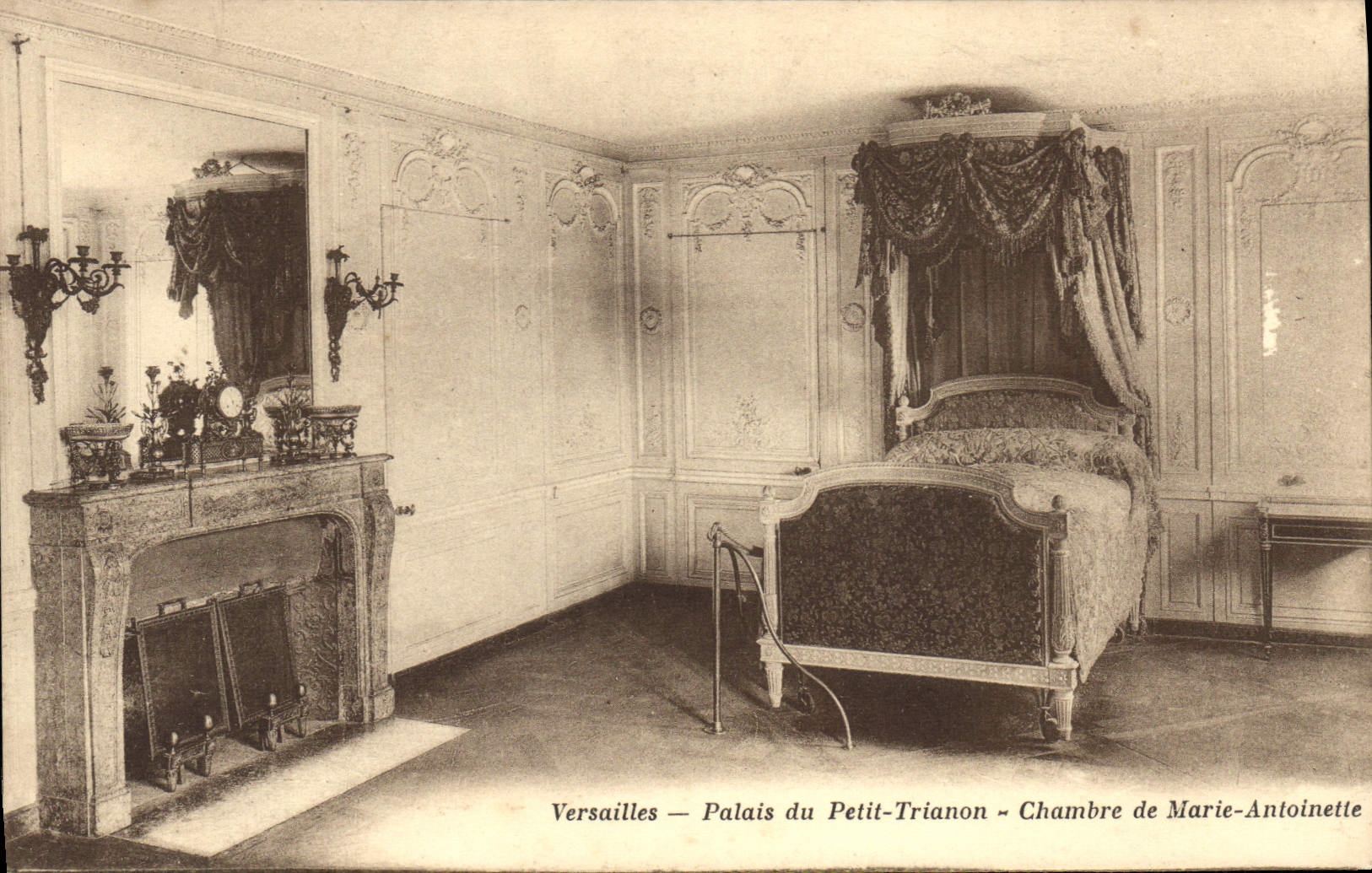 CPA Versailles Palais du Petit Trianon Chambre de Marie Antoinette 