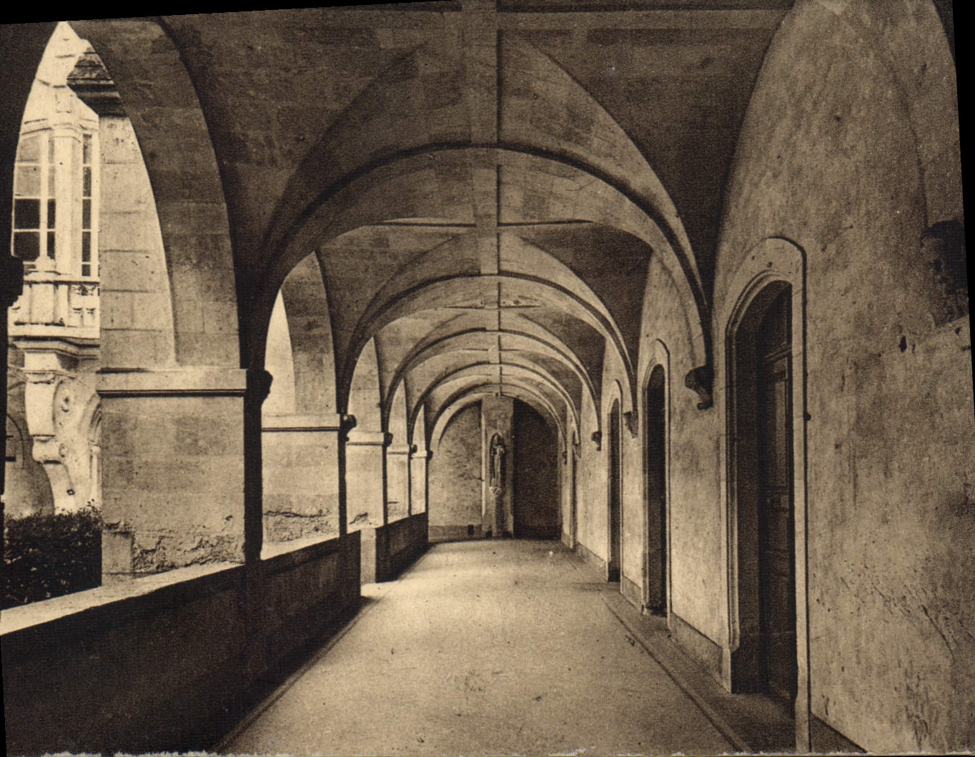 CPA Abbaye St Pierre de Solesmes Le Petit Cloitre
