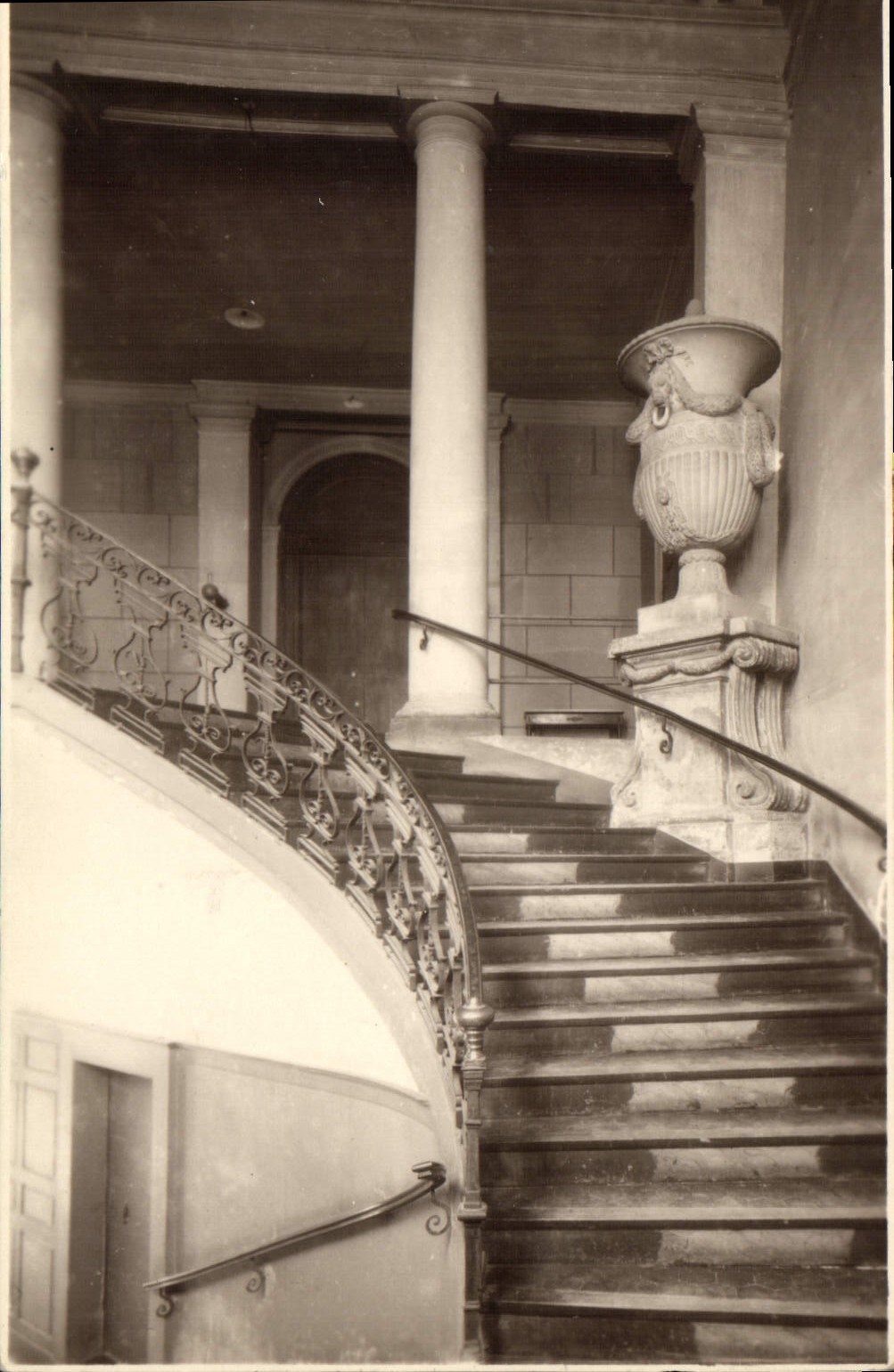 CARTE PHOTO Château Escalier