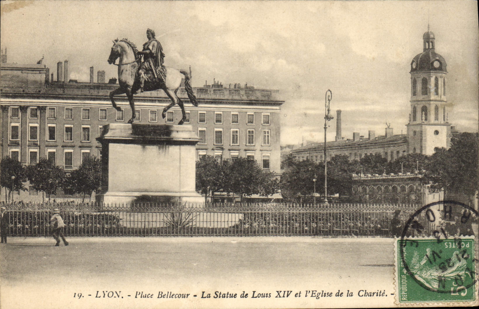 CPA Lyon Place Bellecour La Statue de Louis XIV et l'Eglise de la Charite 