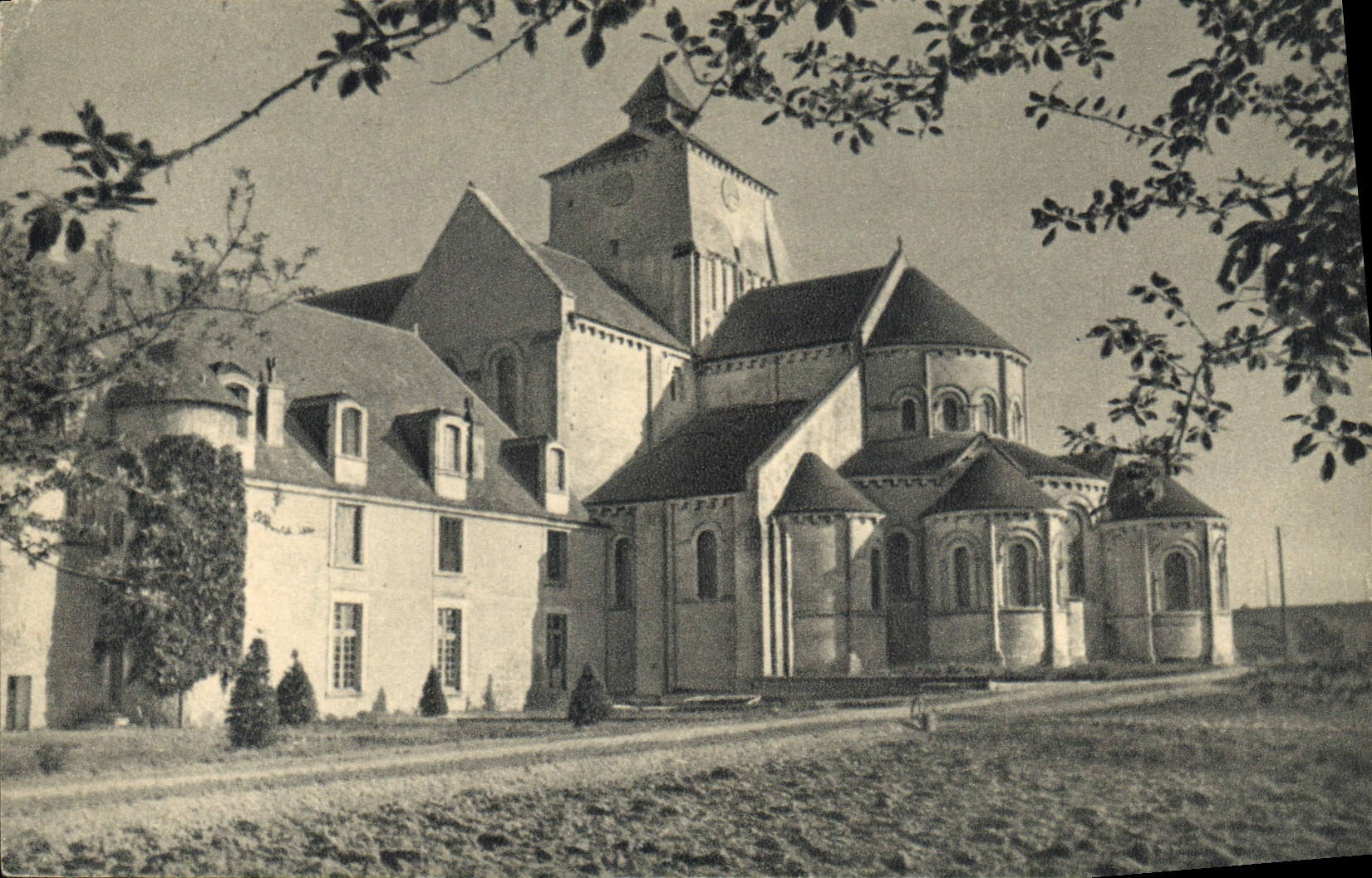 CPA Fontgombault Le Chevet de l'Eglise abbatiale