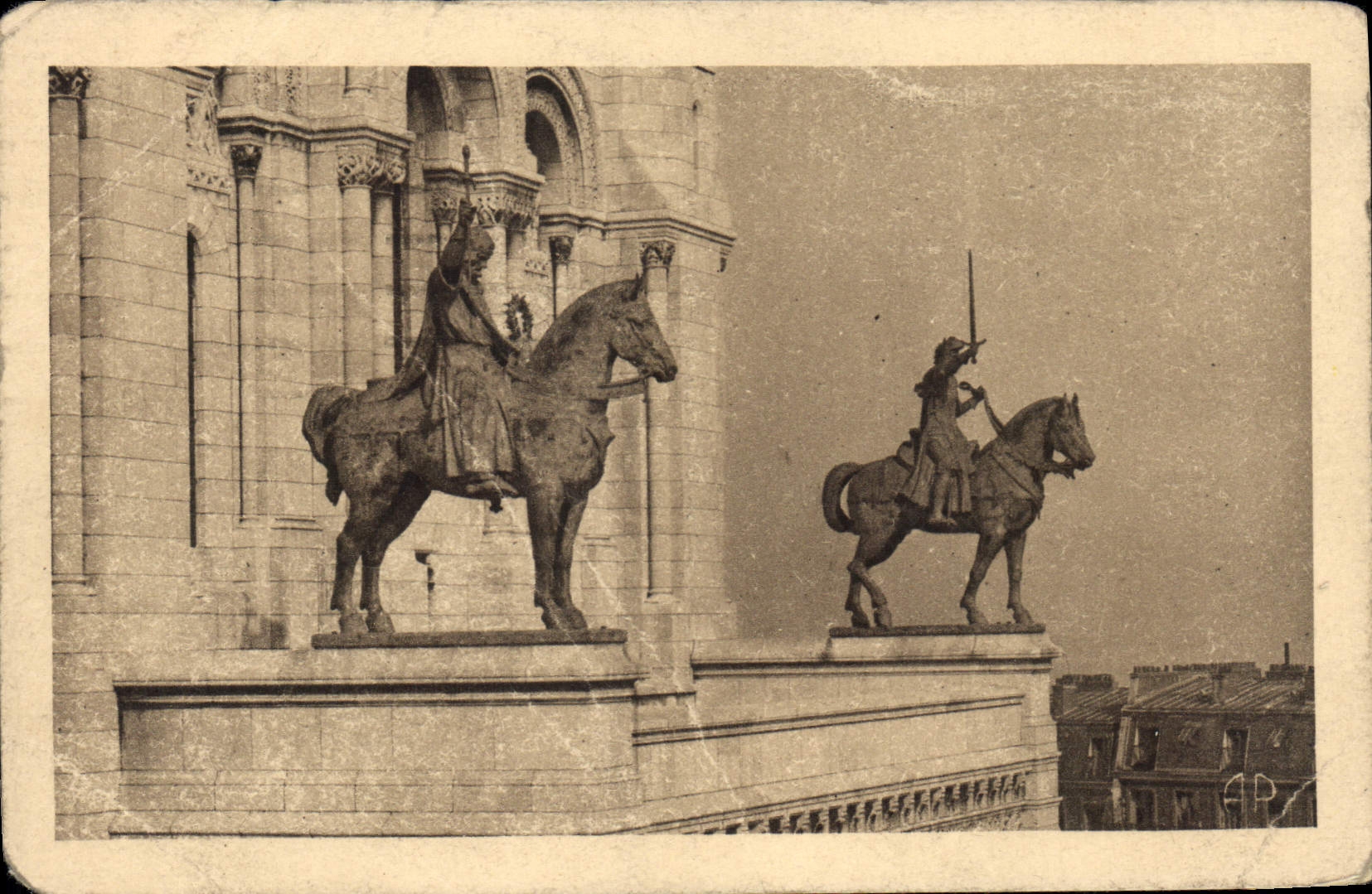 CPA Paris Basilique du Sacre Coeur de Montmartre Statues Equestres de Jeanne D'Arc et de Saint Louis