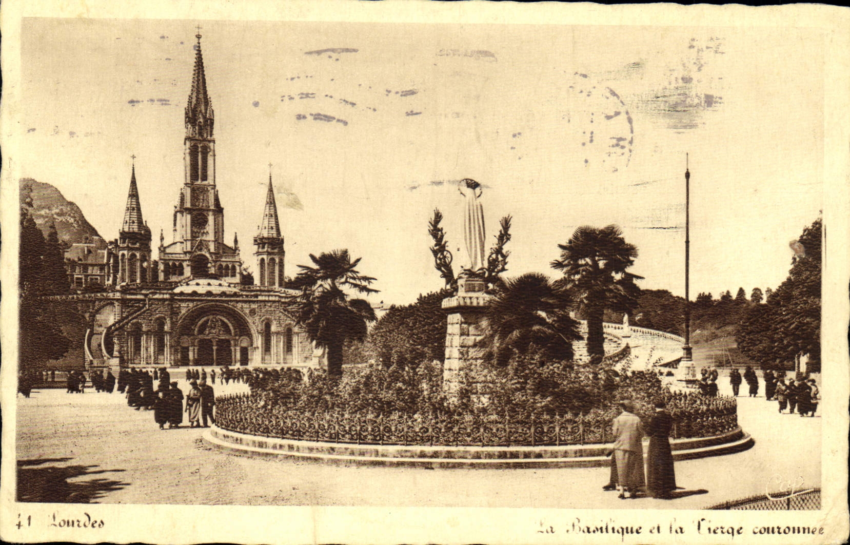 CPA Lourdes La Basilique et la Vierge couronnee 