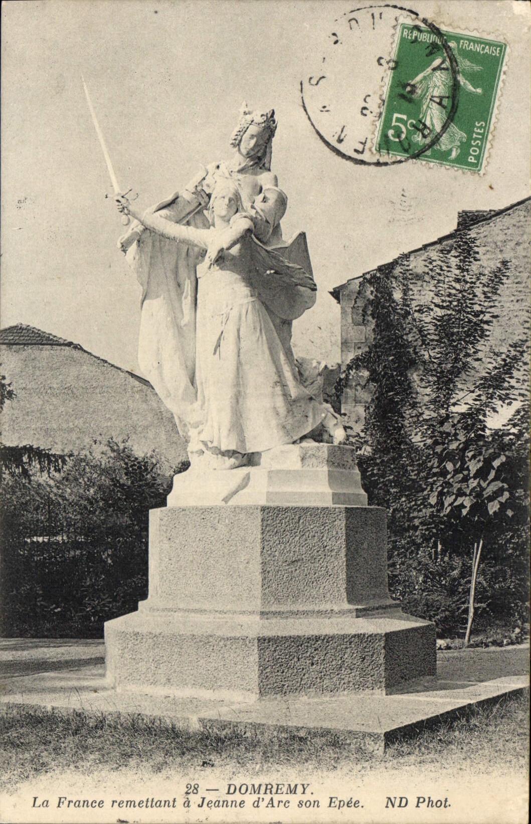 CPA Domremy La France remellant a Jeanne D'Arc son Epee
