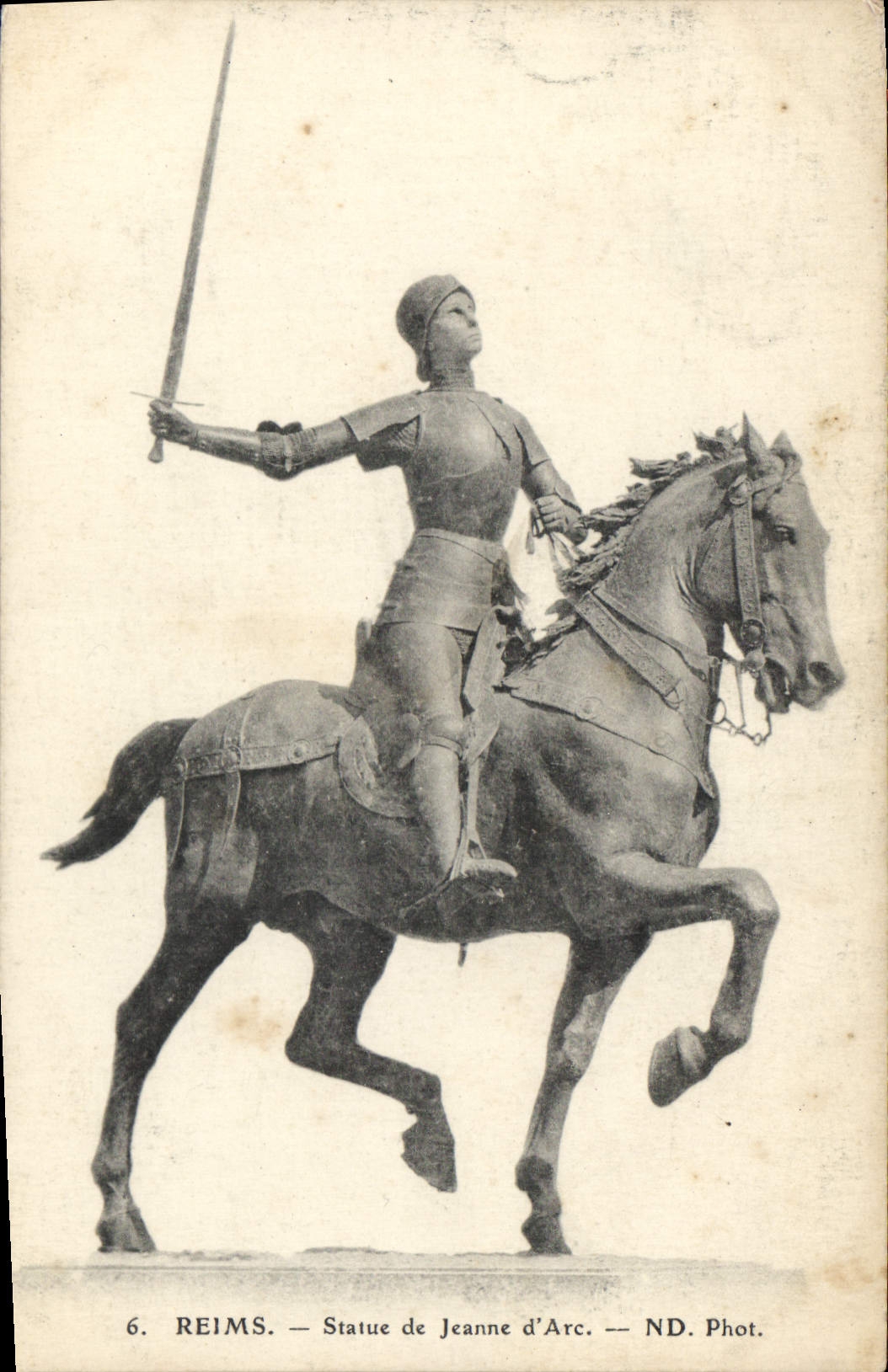CPA Reims Statue de Jeanne D'Arc 