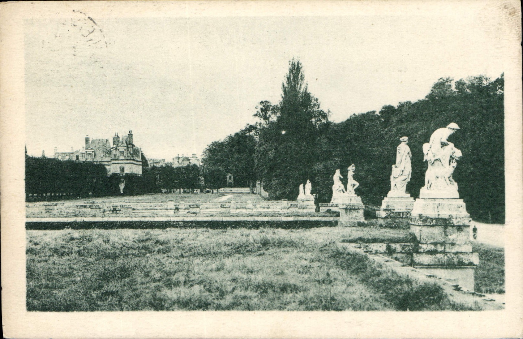 CPA Palais de Fontainebleau sur le terre plein des Cascades 