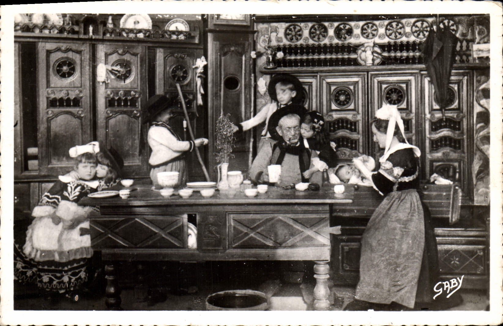 CPA Autour des lits clos Bretons Une Belle Famille