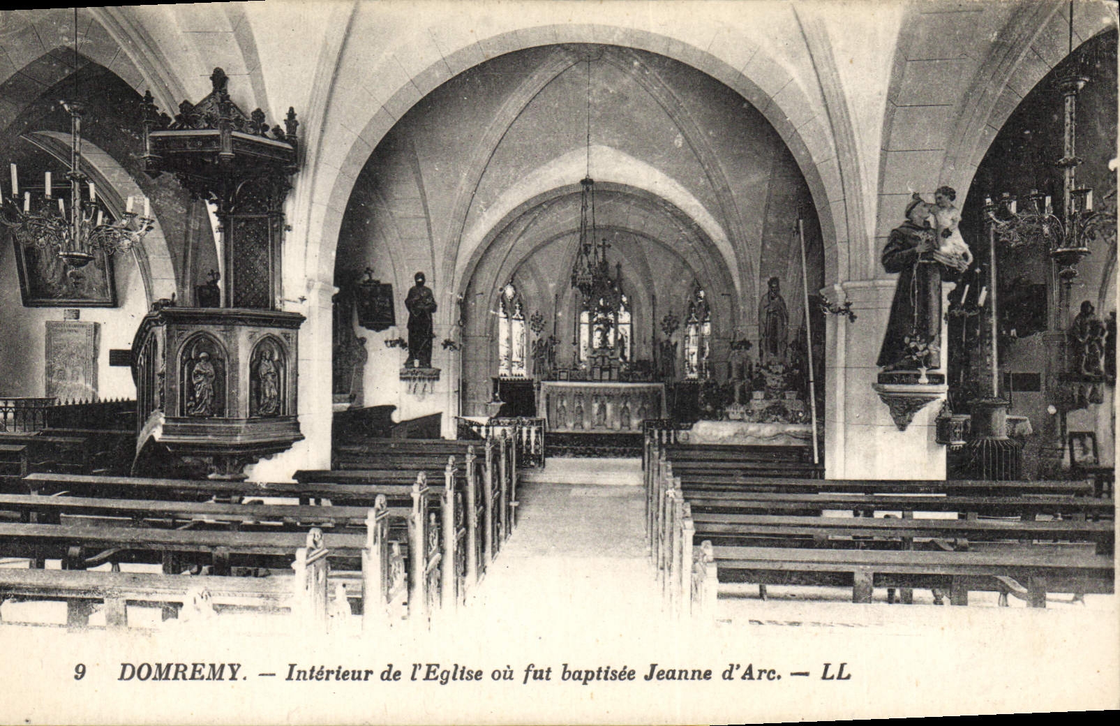 CPA Domremy Interieur de l'Eglise ou fut baptisee Jeanne D'Arc