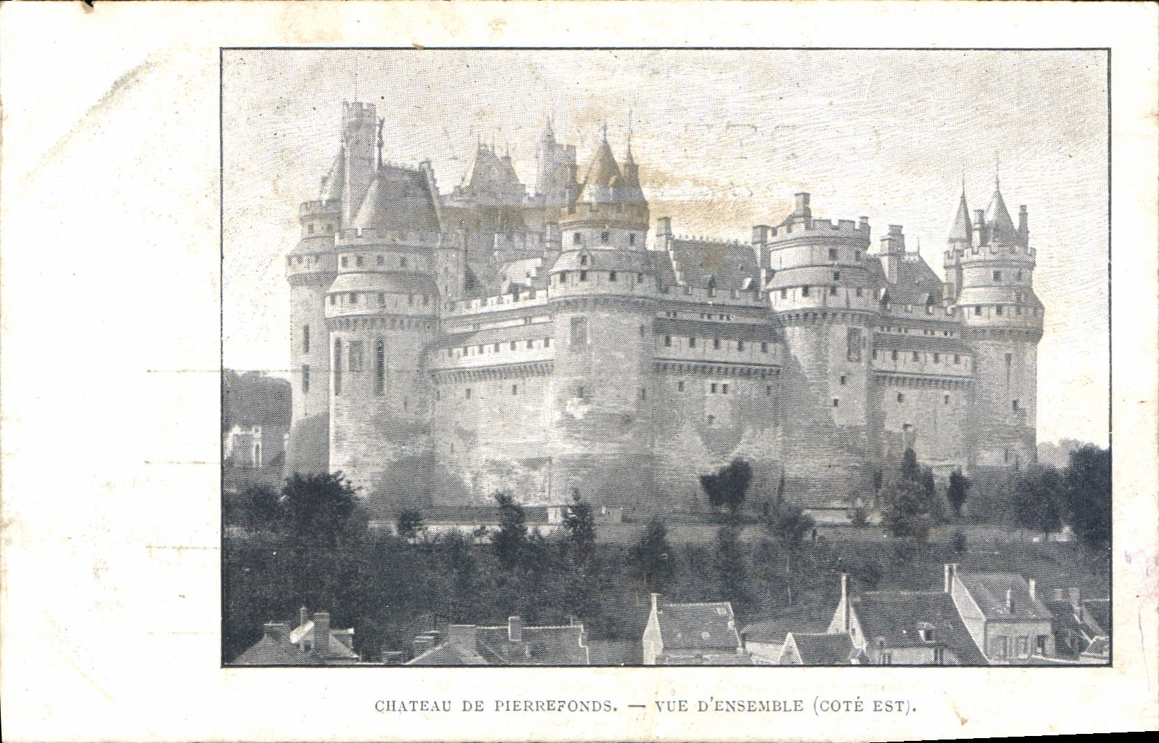 CPA Chateau de Pierrefonds Vue d'Ensemble cote est 