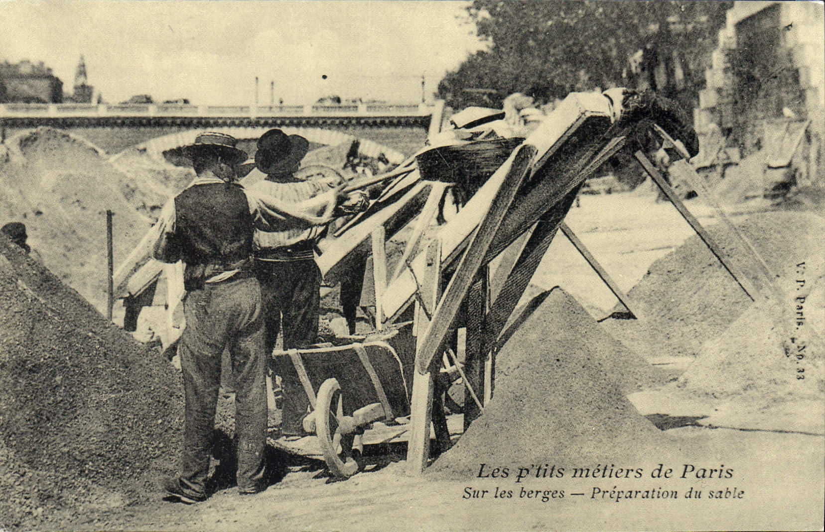 REPRO Les petits metiers de Paris Sur les berges Preparation du sable