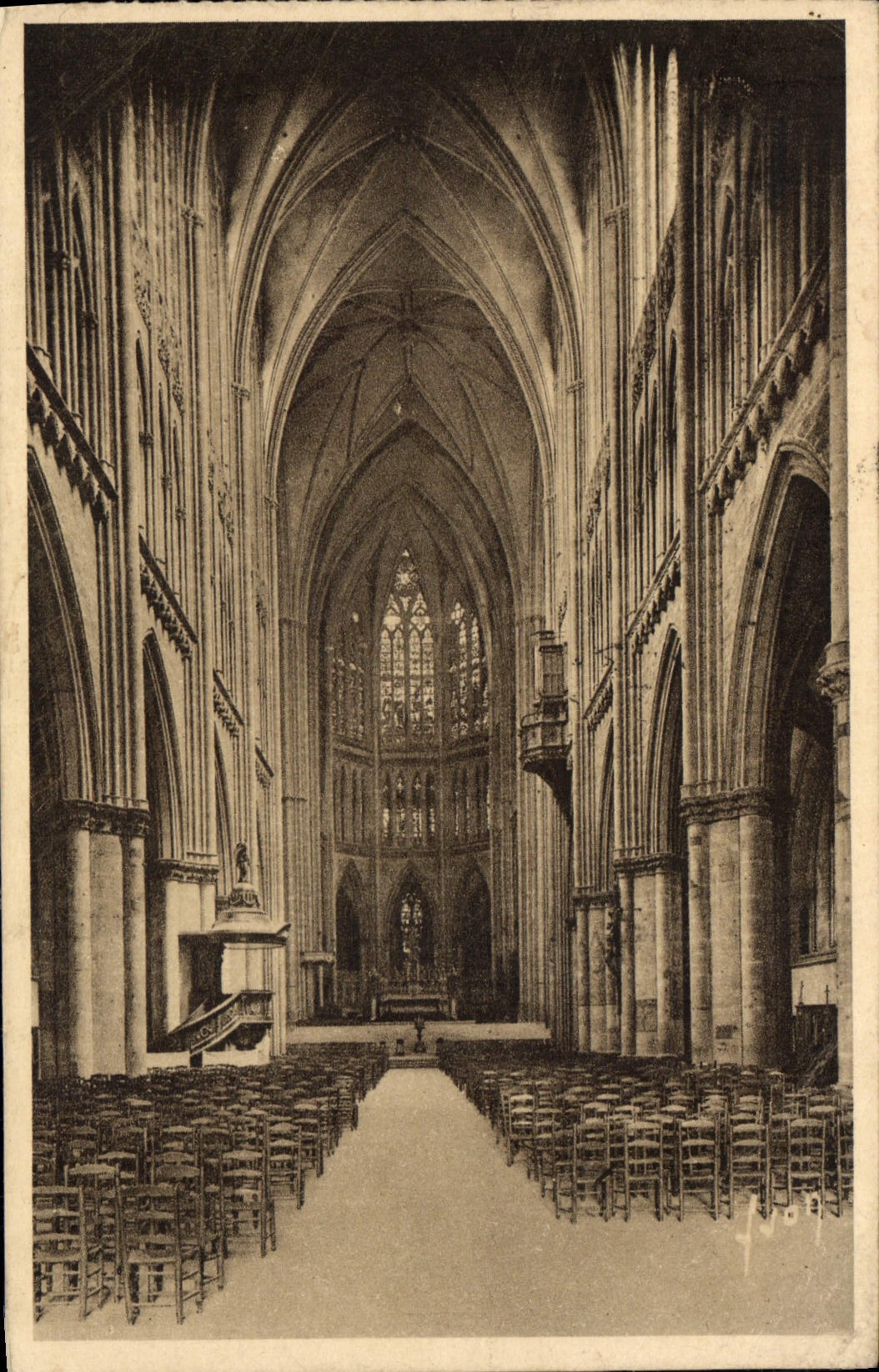 CPA Metz Moselle Interieur de la Cathedrale La Nef
