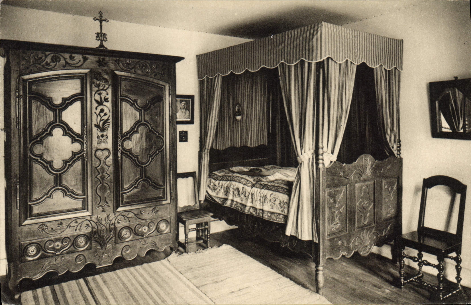 CPA Mobilier rustique lorrain armoire et lit