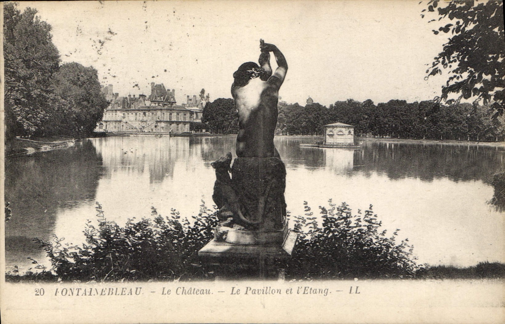 CPA Fontainebleau Le Chateau Le Pavillon et l'Etang 