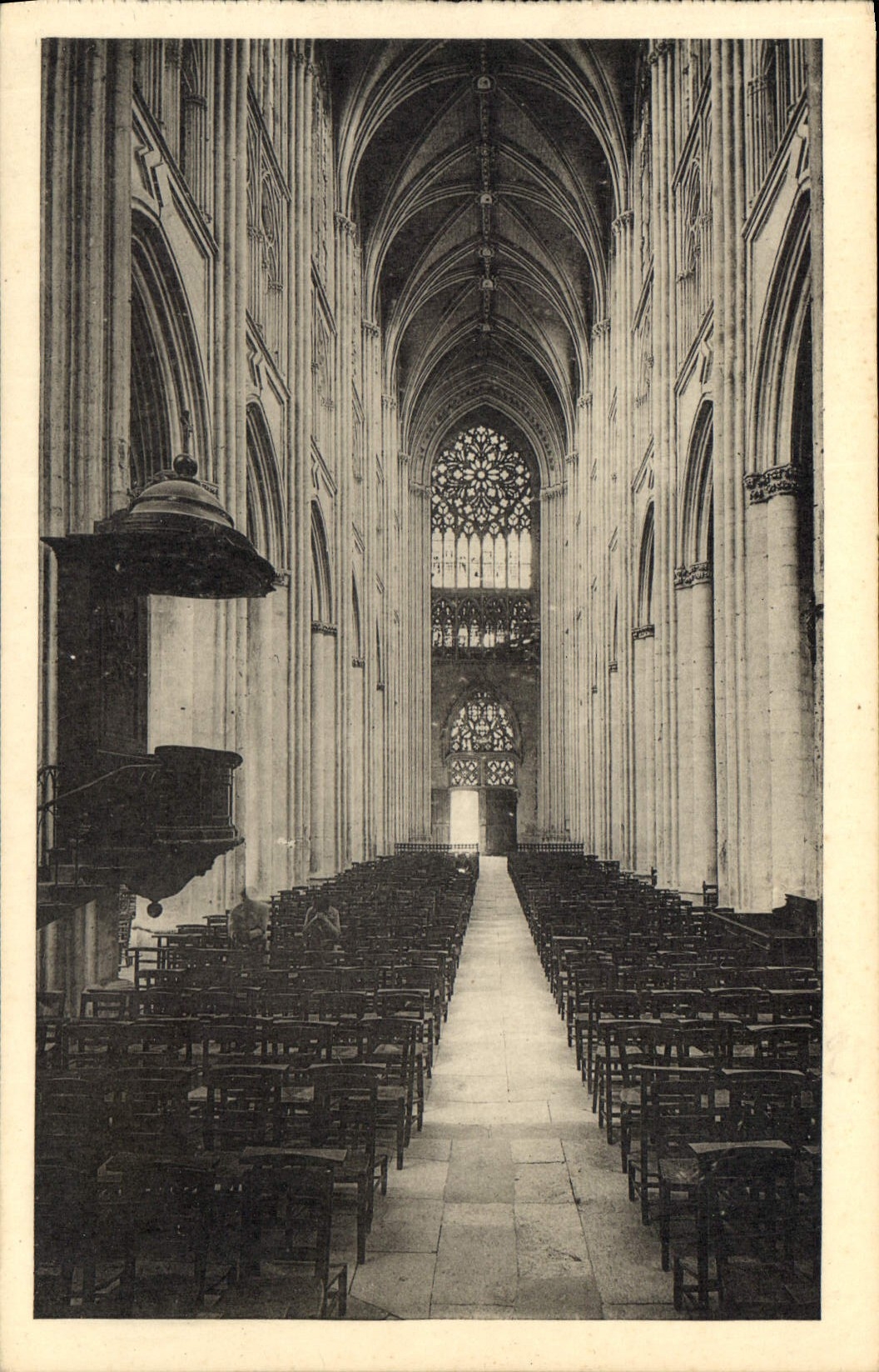 CPA Tours Cathedrale Nef vue du Choeur 