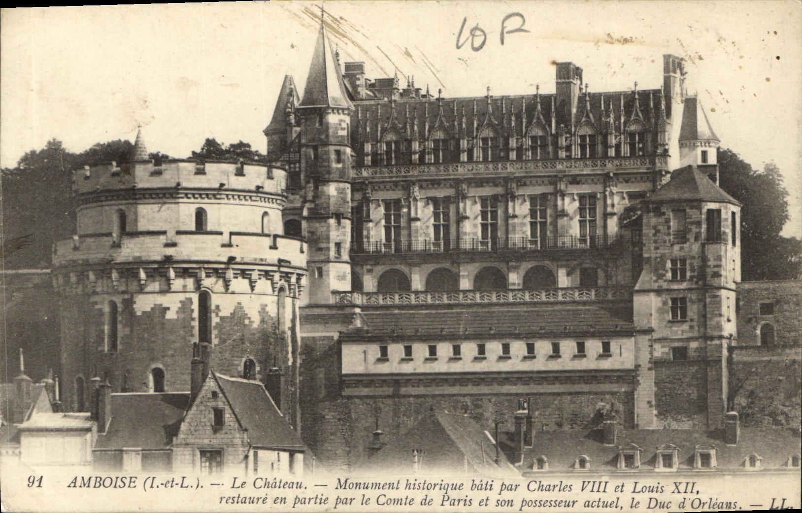 CPA Amboise I et L Le chateau Monument historique bati par Charles VIII et Louis XII 
