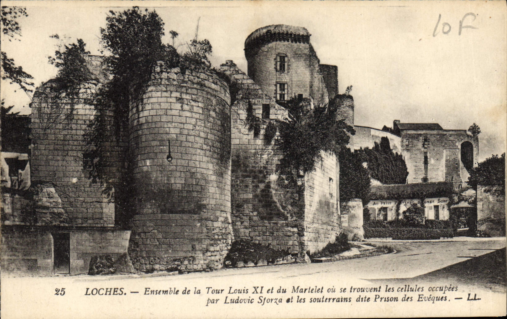 CPA Loches Ensemble de la Tour Louis XI et du Martelet ou se trovent les cellules occupees par Ludov