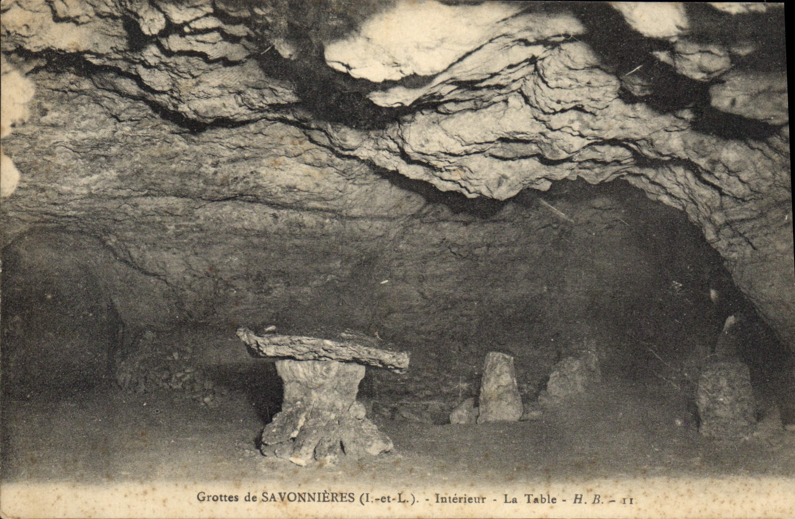 CPA Grottes de Savonnieres I et L Interieur La Table 