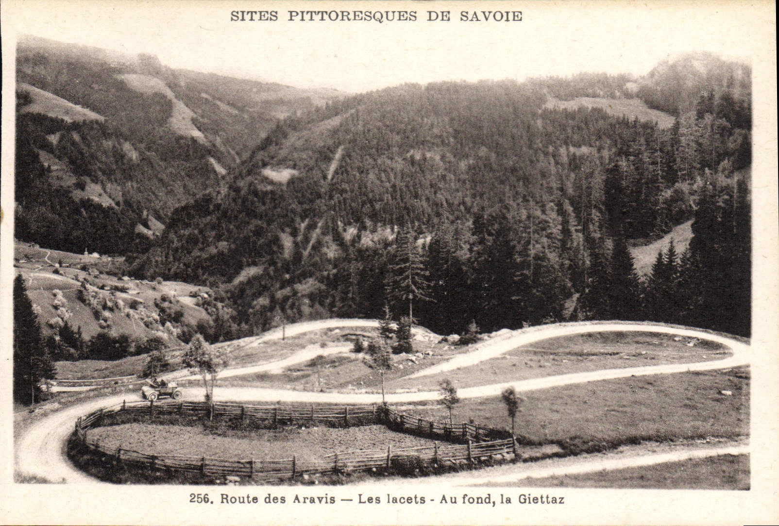 CPA Sites Pittoresques de Savoie Route des Aravis Les lacets au fond la Giettaz 