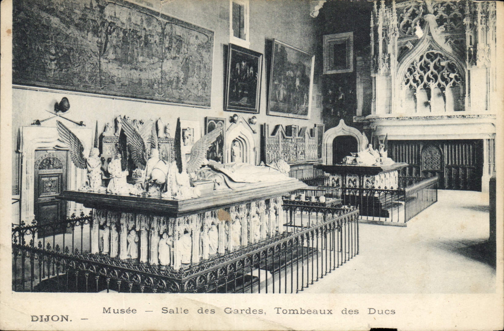 CPA Dijon Musee Salle des Gardes Tombeaux des Ducs 
