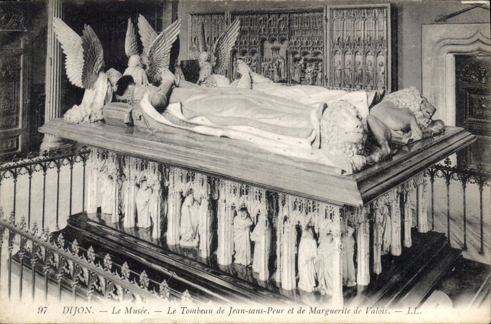 CPA Dijon le Musee Le Tombeau de Jean sans Peur et de Marguerite de Valois 