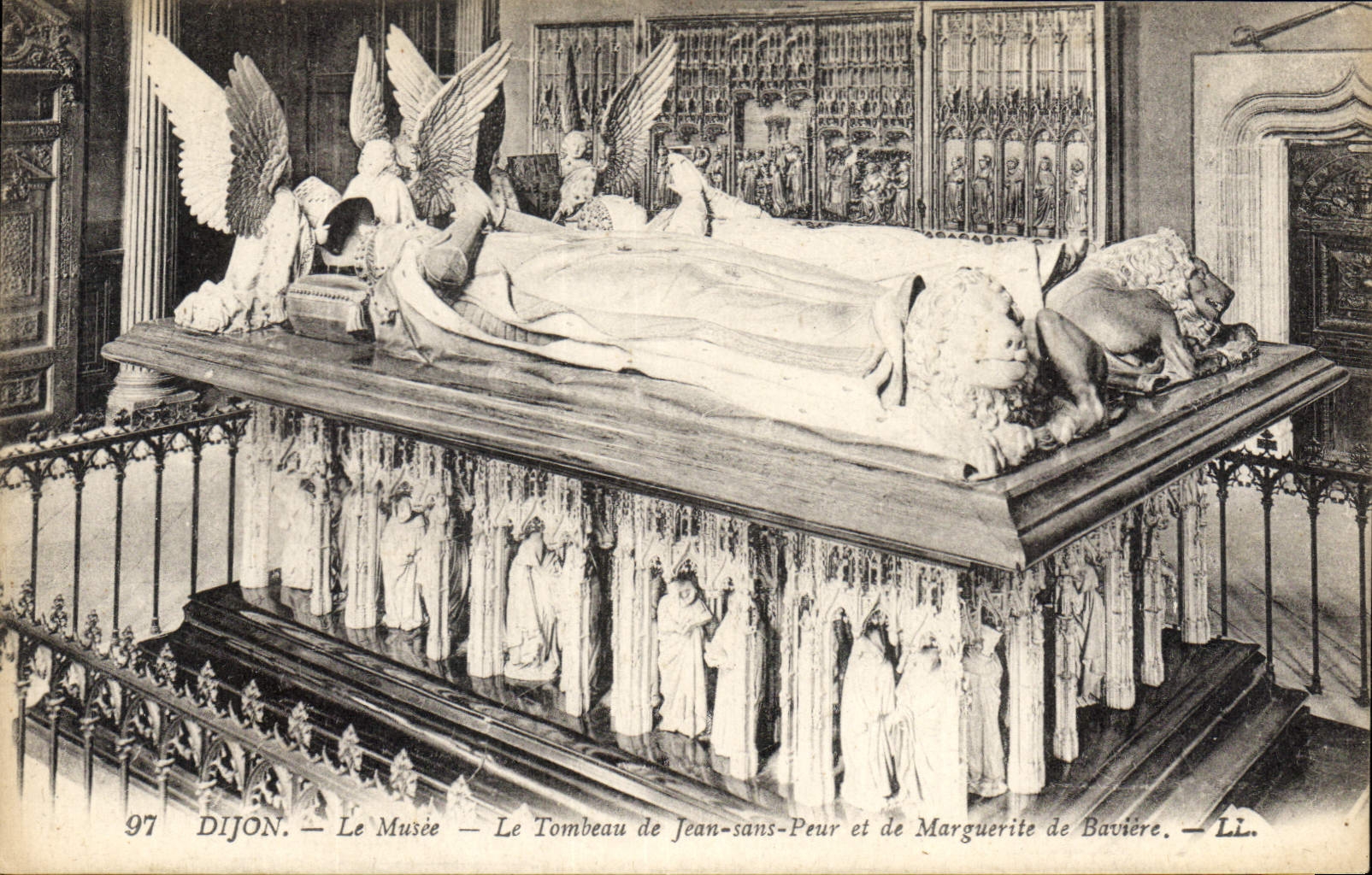 CPA Dijon le Musee Le Tombeau de Jean sans Peur et de Marguerite de Baviere 