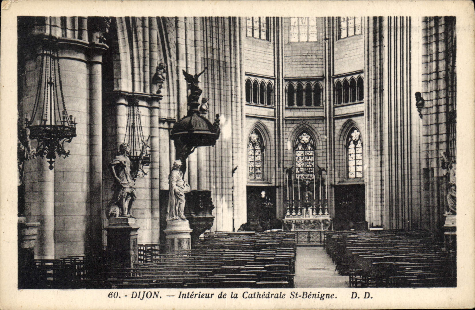 CPA Dijon Interieur de la Cathedrale St Benigne 