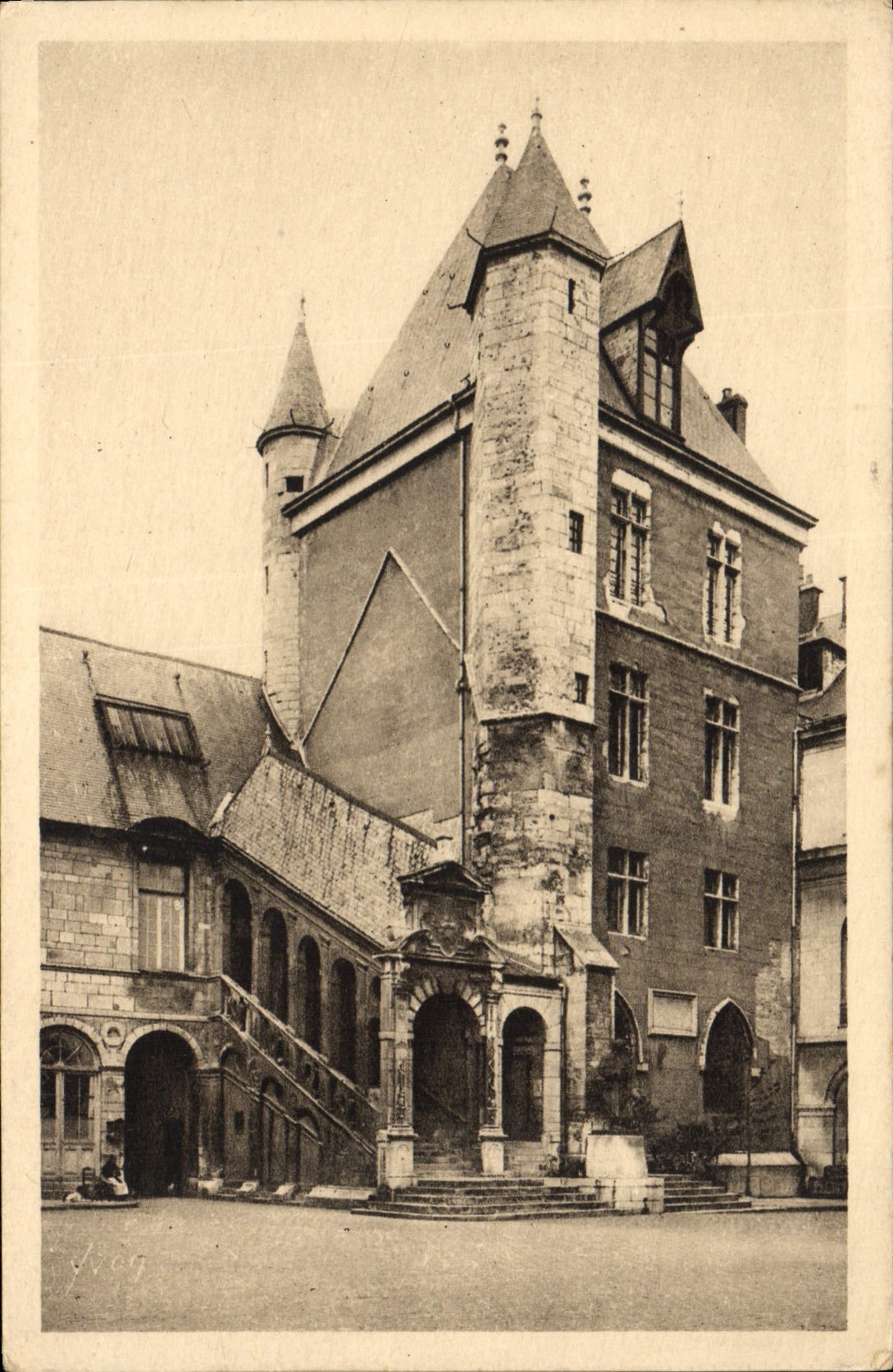 CPA La Douce France Dijon Cote d'Or Ancien Palais Ducal La Tour de Bar 