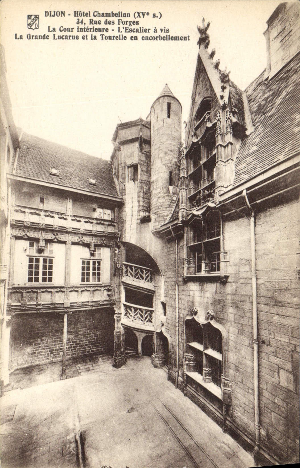 CPA Dijon Hotel Chambellan La Cour interieure L'Escalier a vis La Grande Lucarne et la Tourelle en e