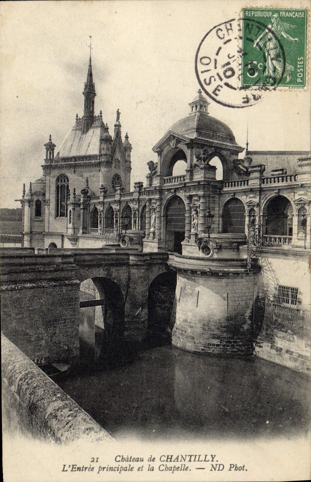 CPA Chateau de Chantilly L'Entree principale et la Chapelle 