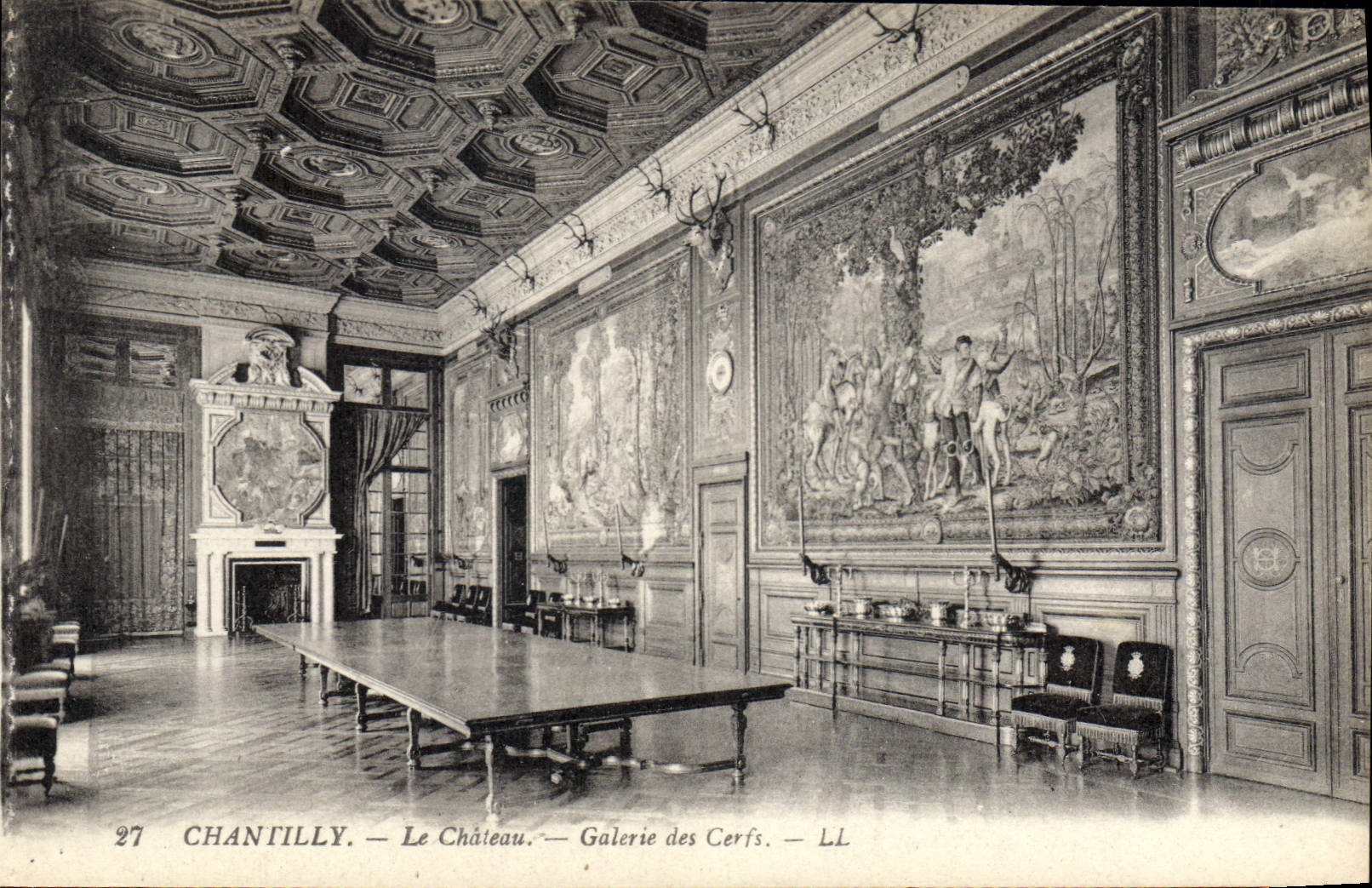CPA Chantilly Le Chateau Galerie des Cerfs 
