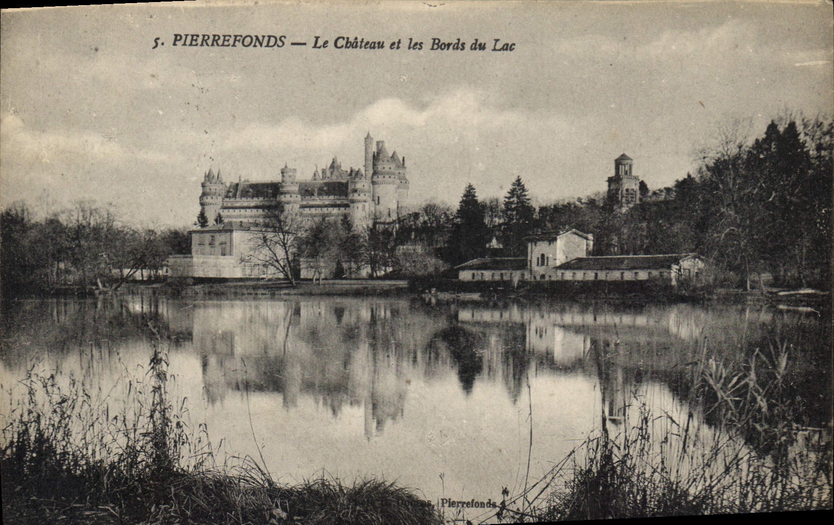 CPA Pierrefonds Le Chateau et les Bords du Lac 