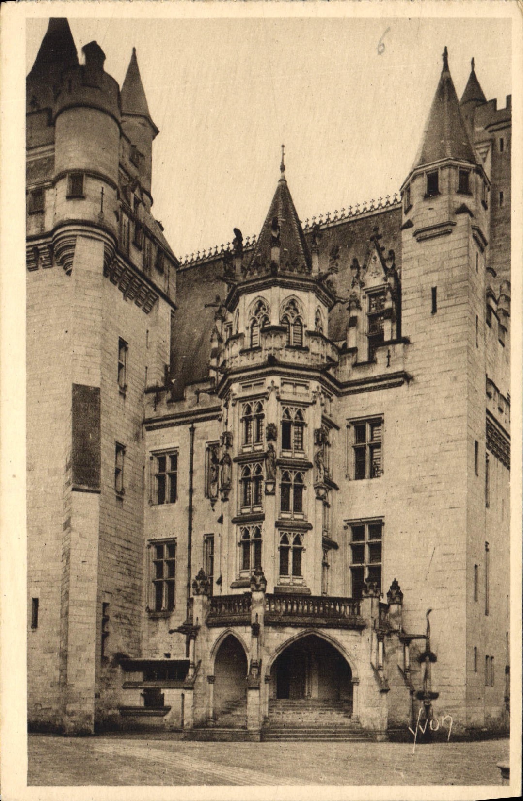CPA La Douce France Chateau de Pierrefonds Oise L'Escalier d'Honneur 