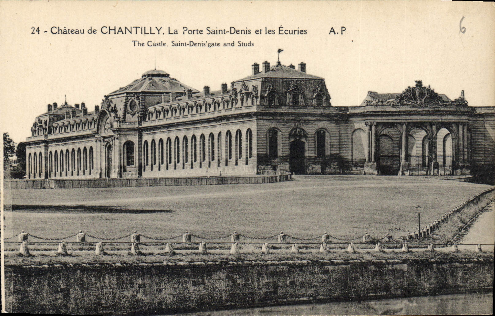 CPA Chateau de Chantilly La Porte Saint Denis et les Ecuries 