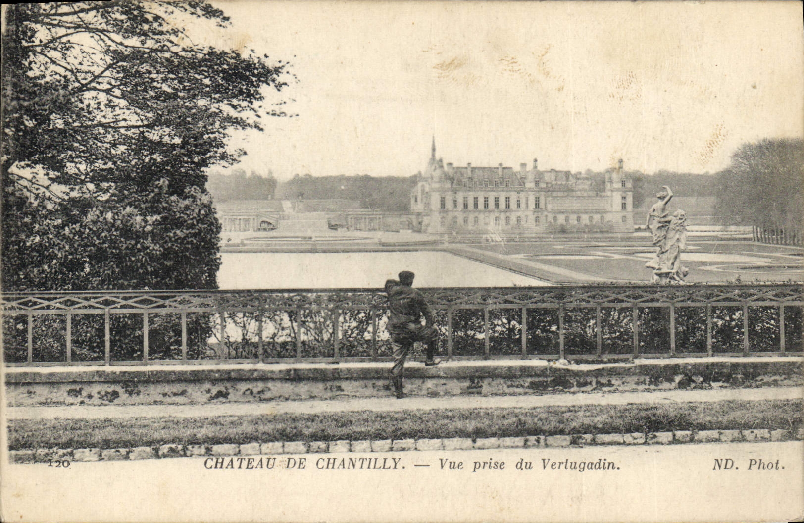 CPA Chateau de Chantilly Vue prise du Vertugadin 