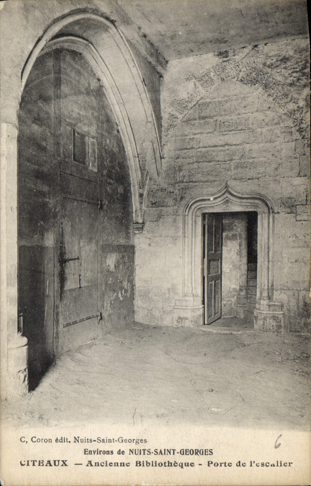 CPA Environs de Nuits Saint Georges Citeaux Ancienne Bibliotheque Porte de l'Escalier 