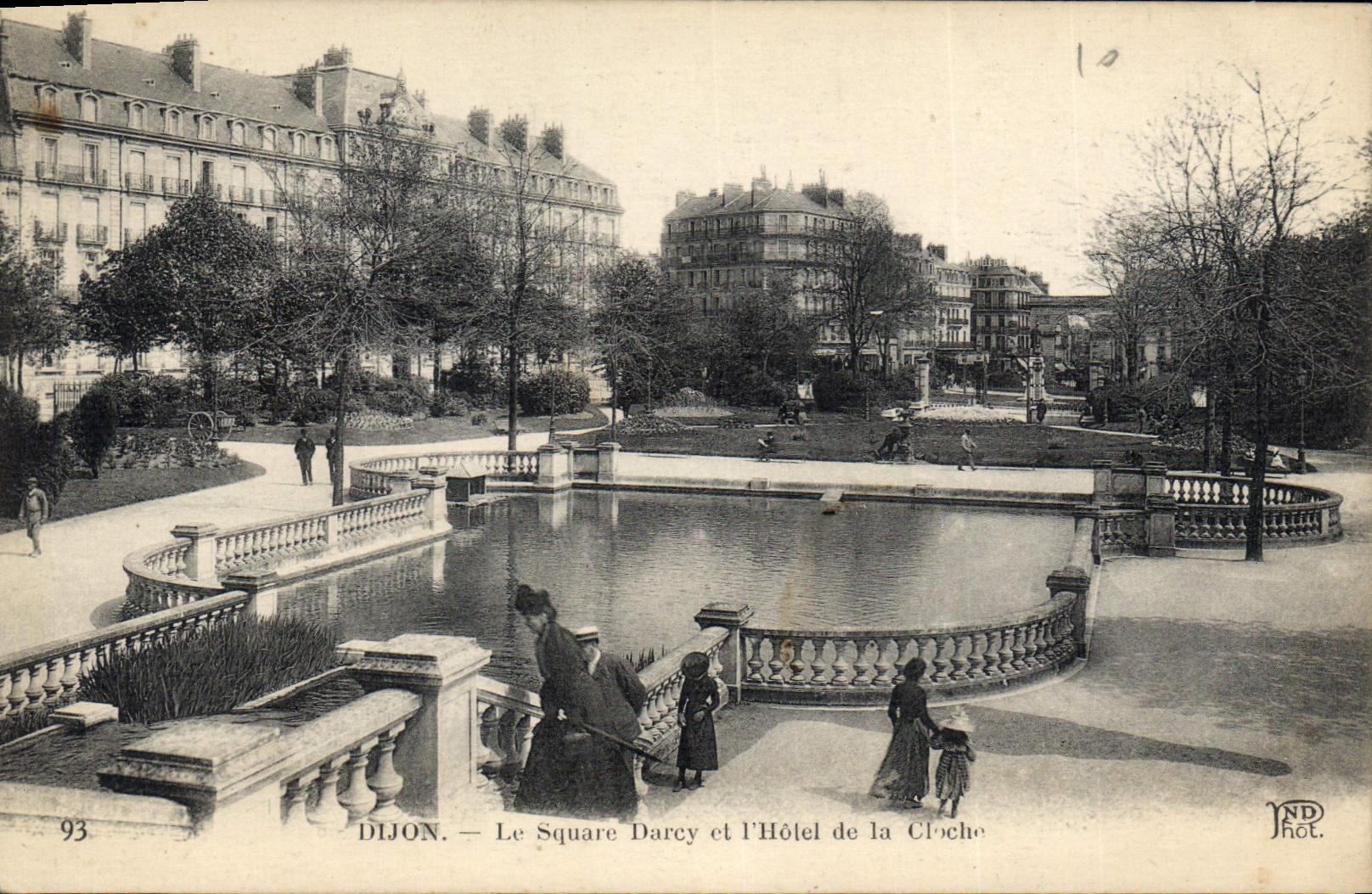CPA Dijon Le Square Darcy et l'Hotel de la Cloche