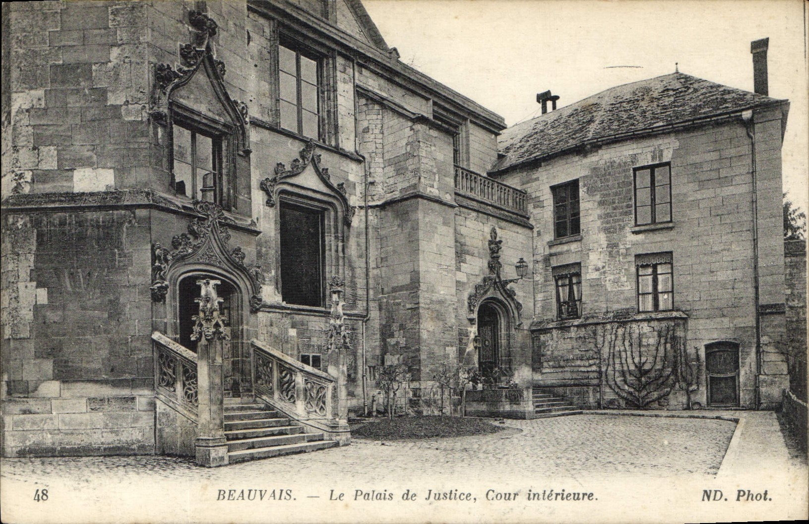 CPA Beauvais Le Palais de Justice Cour interieure