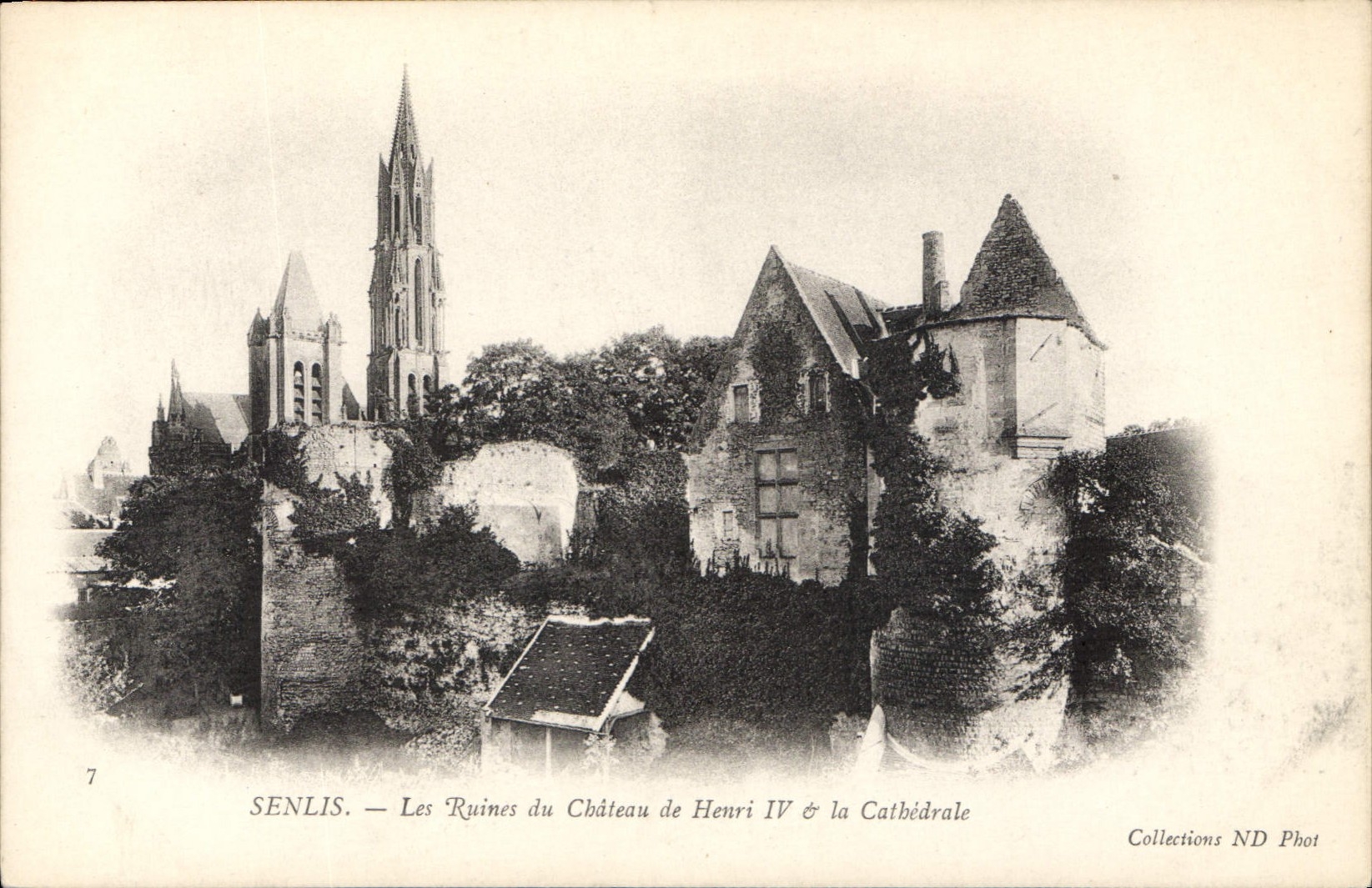 CPA Senlis les Ruines du Chateau de Henri IV la Cathedrale 
