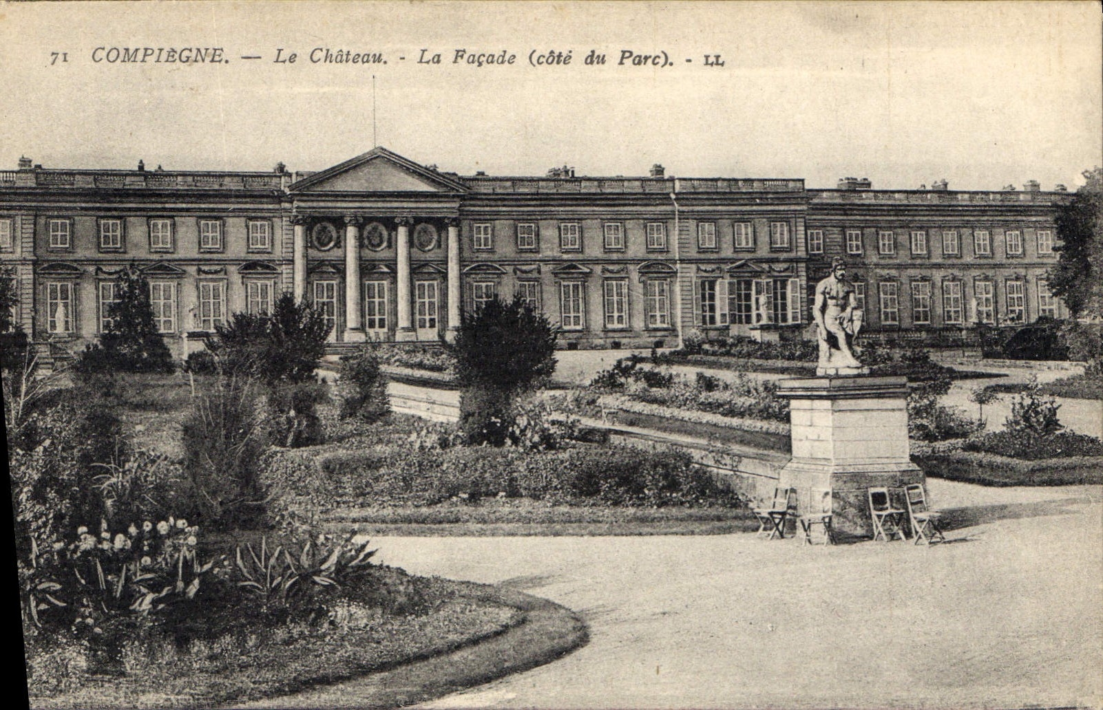 CPA Compiegne Le Chateau La Facade cote du Parc 