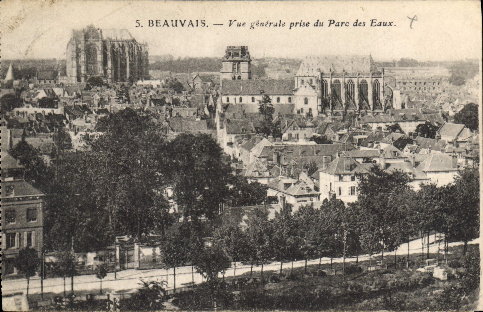 CPA Beauvais Vue generale prise du Parc des Eaux