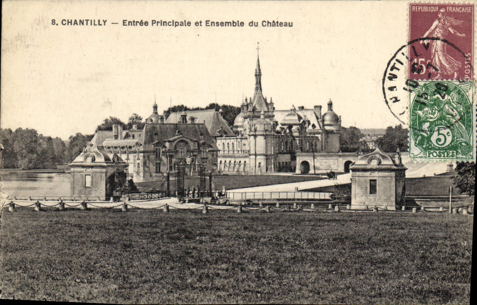 CPA Chantilly Entree Principale et Ensemble du Chateau 