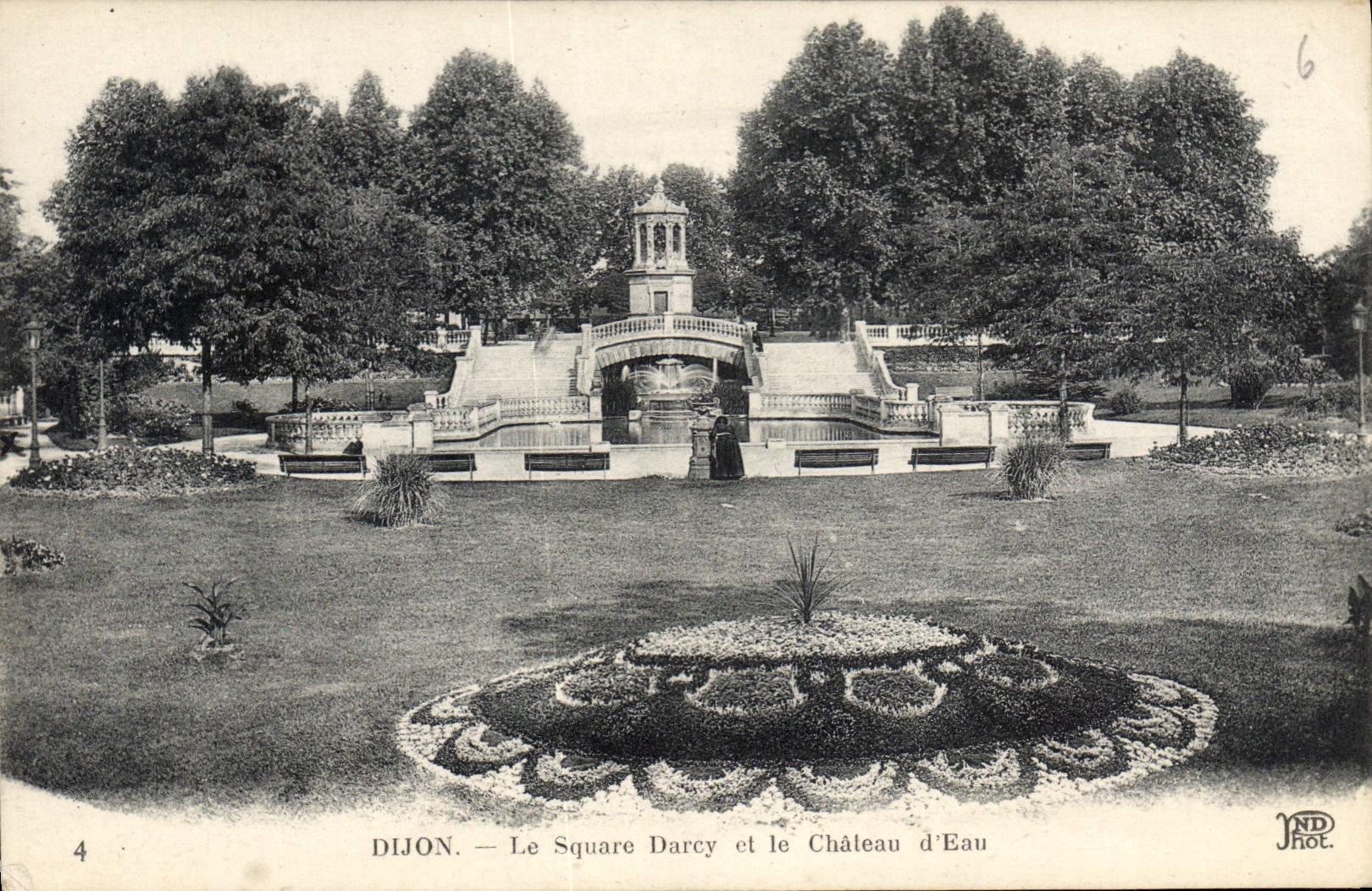 CPA Dijon Le Square Darcy et le Chateau d'Eau 